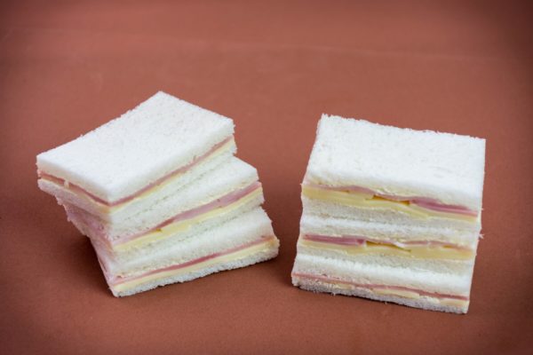 100 Sándwiches mixtos (jamón y queso juntos) copetín