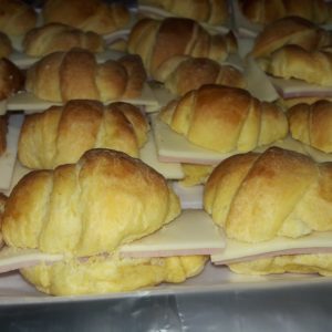 100 Medialunitas copetín